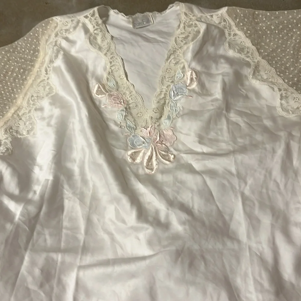 Vintage Beth Lingerie Nightgown. - Picture 6 of 16
